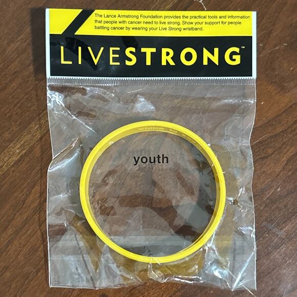 Livestrong Nike Bracelet Lance Armstrong Cancer Awareness Wristband Youth - Picture 1 of 4